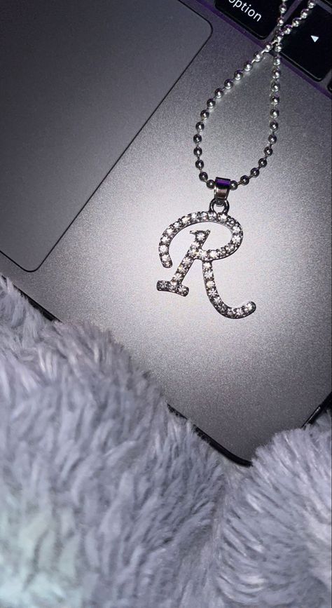 Regina George Necklace, Regina George Aesthetic, R Necklace, Black Hair Makeup, M Necklace, Diamond Bracelet Design, Shoes Heels Classy, Regina George, Dope Jewelry