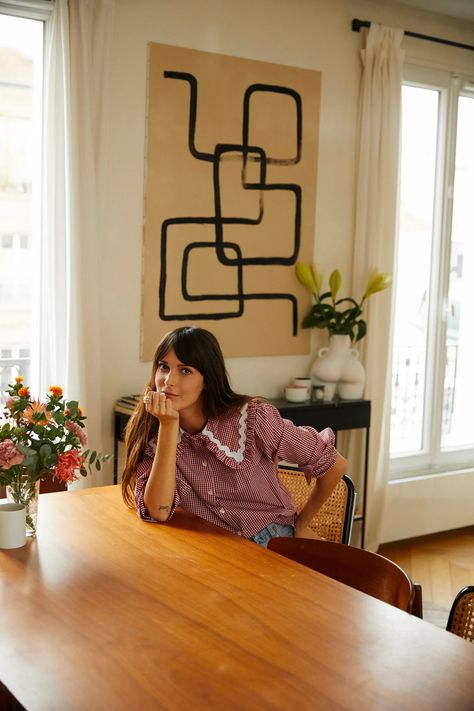 Parisian style inspiration: Inside the apartment of Leia Sfez | Vogue Paris Parisian Eclectic Decor, Mascara Dior, Leia Sfez, Jane Birkin Style, Style Parisienne, Beautiful Brunette, Paris Chic, Jeanne Damas, Study Photography