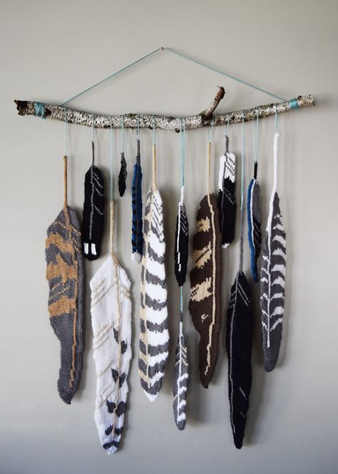 What To Make With Feathers, How To Make Feathers Out Of Yarn, Witchy Knitting Patterns, Yarn Feathers Diy, Feather Display Ideas, Feather Art Diy, Feather Crafts Ideas, Witch Diy Crafts, Witchy Crafts Diy Projects