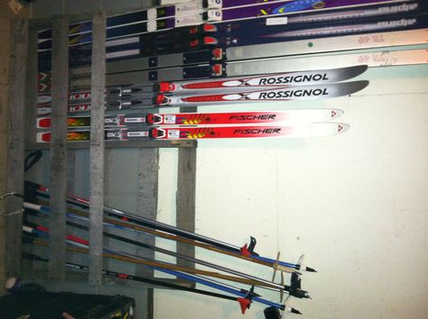 Wood pallet transformed into our ski rack!!! Shoe Storage Plans, Kayak Storage Garage, Garage Hanging Storage, Garage Shoe Storage, Organize Garage, Snowboard Rack, Canoe Storage, Surfboard Storage, Overhead Storage Rack