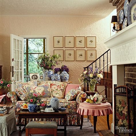 If you grew up in the 1990s, you’ll be all too familiar with these strange decorating trends of the past. See how many of these styles you had in your childhood home to find out how much of a ‘90s kid you really were. Hunter green, way too many frills, wicker furniture overload, crazy amounts of pattern, decorative painting, wallpaper, murals, and more were all abundant in these homes of the past. English Country Decorating, English Country Design, Cozy English Cottage, 90s Home Decor, English Cottage Interiors, 90s Decor, English Cottage Decor, Cottage Room, Style Anglais