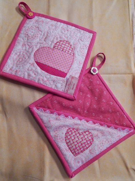 She's just a girl who creates...: My Little Valentine Pot Holder swap. Valentine Pot Holders, Quilted Potholder Pattern, Handy Woman, Mug Rug Patterns, Quilted Potholders, Potholder Patterns, Mug Rug, Mug Rugs, Pot Holder