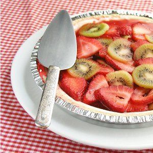 Refreshing Strawberry Kiwi Pie | This simple and fruity pie is just what you've been craving! Kiwi Pie, No Bake Recipes, Bake Cheese, Baking Recipes Pie, Strawberry Pie Recipe, Frozen Strawberry, Easy Pie Recipes, Bake Recipes, Candy Cakes