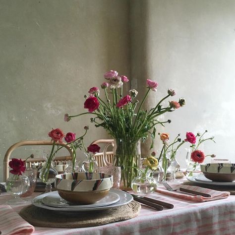 King.Witham on Instagram: “Ranunculus piled high and dotted around in pretty glass bud vases...summer table ready! (The unopened buds work just as well as the open…” Glass Bud Vases, Summer Table, Summer Tables, Ranunculus, Bud Vases, Table Settings, Dots, Vase, Glass