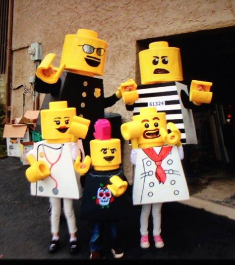 Family fun Lego Person Costume, Lego People Costume, Masky Na Masopust, Lego Mask, Lego Costume Diy, Lego Man Costumes, Lego Costumes, Lego Family, Family Costumes Diy