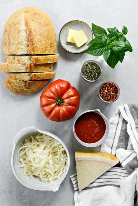 Ingredients for Margherita Pizza Toast Mini Margarita Pizza, Margarita Pizza On Naan Bread, Margherita Pizza Recipe Easy, Italian Margherita Pizza, Margherita Naan Pizza, Homemade Margherita Pizza, Pizza Toast, Margarita Pizza, Quick Dishes