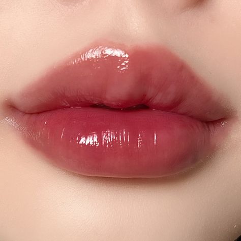 Pale Lips Makeup, Lip Looks Aesthetic, Plump Lips Aesthetic Korean, Pretty Lips Aesthetic, Lisa Lips, Pale Lips, Pouty Lips, Makeup Collection Goals, Lips Essentials