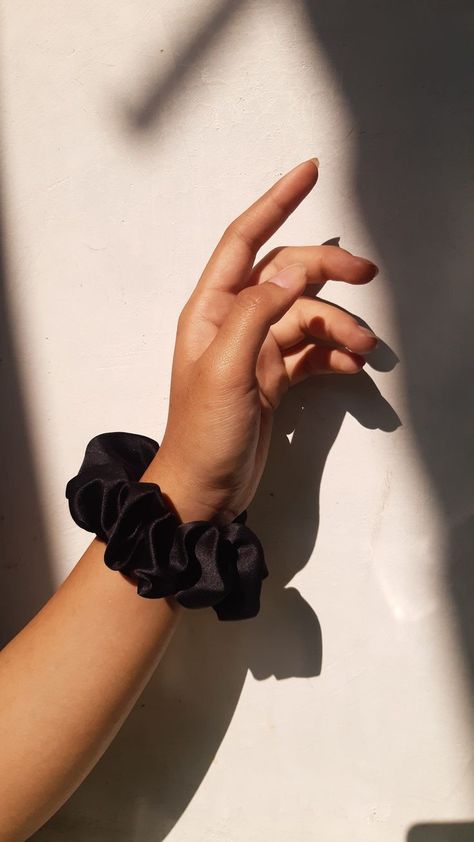 Scrunchies Aesthetic, Diy Hair Scrunchies, Beauty Entrepreneur, Blur Photography, Dps For Girls, Handmade Scrunchie, Girls Mirror, Diy Bag Designs, Handmade Hair Bows