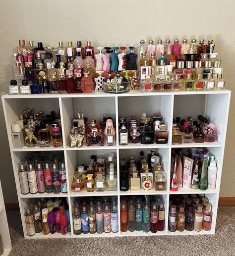 Scents Perfume, Koleksi Parfum, Makeup Beauty Room, Womens Body, Fragrance Lab, Perfume Storage, Perfume Display, Perfume Organization, Fragrances Perfume Woman