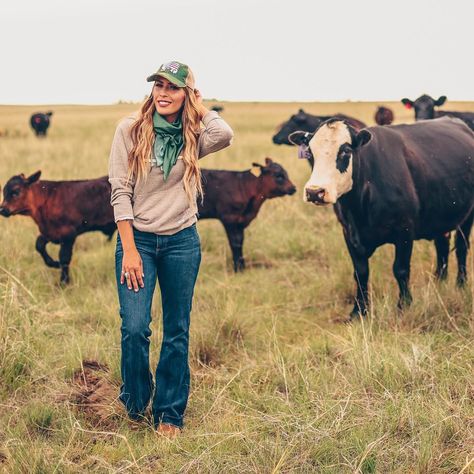 Whitney Benton on Instagram: “Smiling cause it’s almost @yellowstone time. 🙌🏻 | Outfit from : @lazyjranchwear  @whipin_wildrags  @kimesranchjeans @ruralhaze | Photo:…” Western Senior Picture Ideas, Western Photoshoot Ideas, Country Best Friends, Female Cow, Scarf Luxury, Western Photoshoot, Wild Rags, Western Photo, Cattle Brands