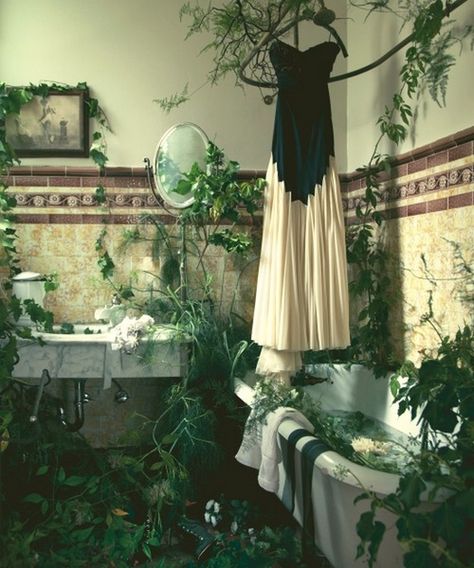 Overgrown bathroom Tea Live, Detail Couture, Bohemian Bathroom, Bathroom Decorating, 다크 판타지, Deco Floral, Nature Photographs, Beautiful Space, My New Room