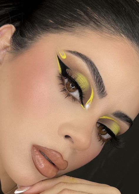 Trendy Eye Makeup 2024, Makeup Buchifresa, Thanksgiving Makeup Looks, Thanksgiving Makeup, Yellow Makeup, Dance Makeup, Amazing Halloween Makeup, Stunning Makeup, Creative Makeup Looks