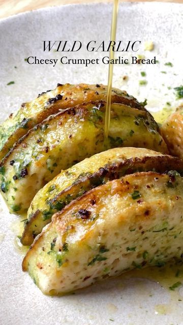 Crumpet Garlic Bread, Garlic Bread Crumpets, Tear And Share Bread, Garlic Flatbread, Big Snacks, Garlic Cheese Bread, Garlic Bread Recipe, Fussy Eaters, Wild Garlic