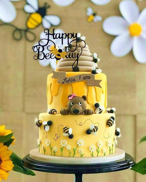 Bee Sunflower Cake, Bee Cake For 1st Birthday, 1st Birthday Bee Cake, Bee Day Party Decoration, Bee Cake First Birthday, Honey Bee Cake Design, My First Bee Day Cake, First Birthday Bee Theme Cake, Honey Bee Birthday Theme