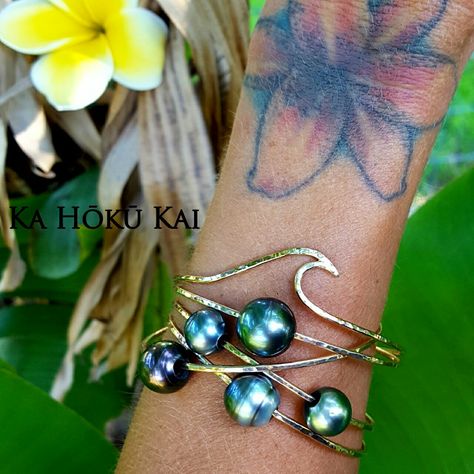 Tahitian Pearl Bangles, Wave bangle.❥ 14 K Gold filled. www.etsy.com/shop/kahokukai Hawaiian Jewelry Aesthetic, Hawaiian Beaded Bracelets, Hawaii Bangles, Hawaiian Bangles, Hawaiian Necklace Pearl, Hawaiian Jewelry, Tahiti, Infinity Bracelet, Band