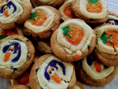 RECIPE: preheat oven to 375°f cook for 12-14 minutes ingredients- 2cups flour 1/2 cup sugar 1/2 cup brown sugar 1 tsp baking soda 1 tsp vanilla 1/2 tsp salt 1 egg 2 sticks butter (1 cup) 3/4 bag of chocolate chips 2 boxes of Pillsbury Halloween Sugar cookies Mix all ingredients, roll dough into 1 inch balls. Push down dough balls slightly then add the Halloween sugar cookies onto the top. Pillsbury Halloween Cookies Aesthetic, Pumpkin Sugar Cookies Pillsbury, Halloween Sugar Cookies Pillsbury, Pillsbury Cookie Recipes, Pillsbury Pumpkin Cookies, Pillsbury Halloween Cookies, Pillsbury Sugar Cookie Dough, Fun Fall Desserts, Pillsbury Cookies