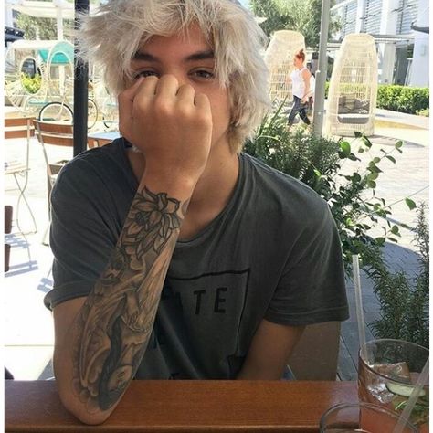 Pinterest // phyxiate Platinum Blonde Hair Men, Dyed White Hair, Guys With White Hair, White Hair Men, Bleached Hair Men, Blonde Boy Aesthetic, Men Blonde Hair, Dyed Hair Men, Blonde Hair Boy