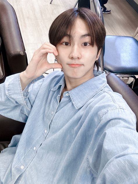 enhypen weverse post jungwon selca half heart with cheek hand pose Abs Training, Vampire Boy, Win My Heart, Reasons To Live, Blue Aesthetic, Cutie Patootie, My Only Love, Baby Pictures, Kpop Idol