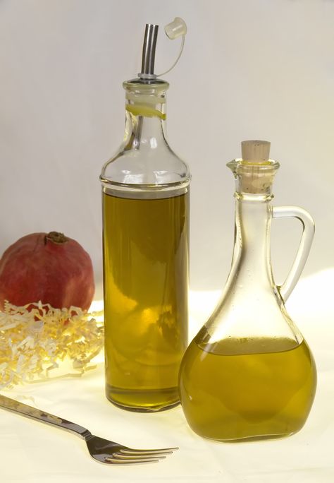 Be sure to include healthy fats in your meals.... detail sin Windermere Sun at: windermeresun.com/2016/08/02/be-sure-to-include-healthy-fats-medium-chain-fatty-acidstriglycerides-in-your-meals/ Gallbladder Diet, Olive Oil Benefits, Healthy Pantry, Gall Bladder, Dipping Oil, Healthy Benefits, Natural Pain Relief, Healthy Oils, Health Guide