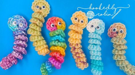 Crochet Worry Worm Pattern: learn how to crochet these super cute and super fast worry worms with faces. Random acts of crochet kindness. Worry Worm Pattern, Crochet Worry Worm, Random Acts Of Crochet Kindness, Hooked By Robin, Crochet Kindness, Worry Worms, Worry Worm, Sunflower Coaster, Coaster Tutorial