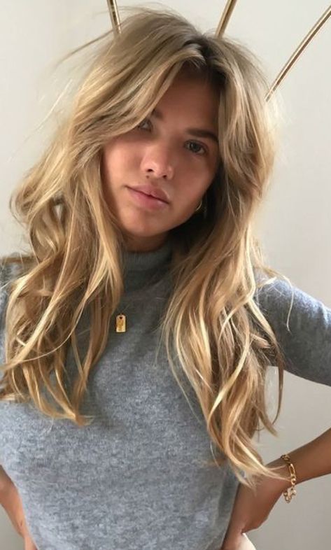 Dark Blonde Balayage Curtain Bangs, Medium Length Blonde Balayage With Curtain Bangs, Layered Dark Blonde Hair, Nineties Haircut, Blonde Haircuts 2023, Dark Blonde Hair Bangs, Dirty Blonde Hair With Curtain Bangs, Blonde Curtain Bangs Long Hair, Blonde Going Brunette