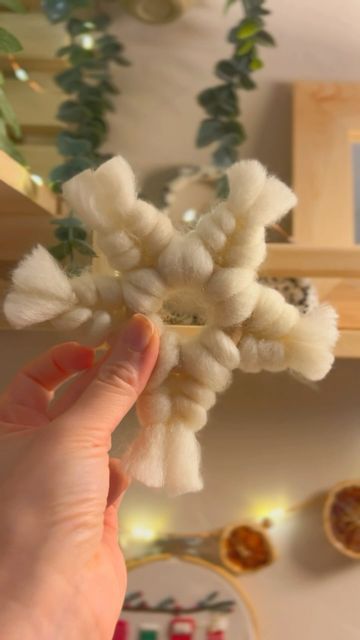 Macrame Snowflakes Diy, Macrame Snowflakes, Snowflakes Diy, Easy Macrame, Christmas Decorations Diy Crafts, Rope Projects, Macrame Knots Pattern, Snow Flakes Diy, Homemade Christmas Decorations