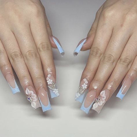 ig: nailsxnatt_ White And Light Blue Nails Acrylic, Sweet 15 Nail Designs, Nails For Sky Blue Dress, Quince Nails Blue Short, Light Blue Quinceanera Venue Ideas, Nails For Light Blue Dress Prom, Light Blue Graduation Nails, Light Blue Nails Medium Length, Cinderella Quince Nails