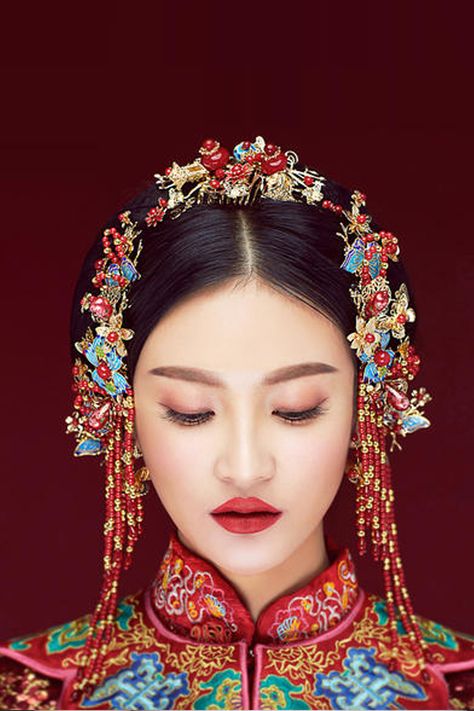 Ten Chinese wedding bride hair styles recommended in 2019  #Chinese wedding #Chinese #bride #hair @2019 Sangjit Hairstyle, Folkloric Hairstyles, Chinese Wedding Hairstyles, Chinese Bridal Makeup, Fairytale Hairstyles, Chinese Wedding Photos, Video Pernikahan, Celebration Art, Wedding Chinese