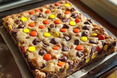 Reese’s Pieces Chocolate Chip Cookie Bars Reeses Pieces Cookie Bars, Reeses Pieces Dessert Recipes, Reese Cookies, Reese Dessert, Reeses Dessert, Hamburger Rice, Peanut Butter Cookie Bars, Bar Desserts, Cookie Bar