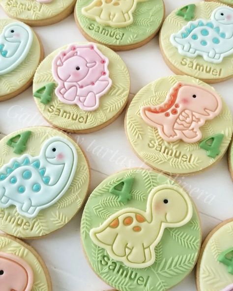 Galletas y tartas La Olivera (@galletasytartaslaolivera) • Instagram photos and videos Cookie With Fondant, Dinosaur Cookie Cake, Fondant Cookies Ideas, Girly Dinosaur, Cupcakes Fondant, Cookies Decoradas, Honey Candy, Royal Iced Cookies, Dinosaur Cookies