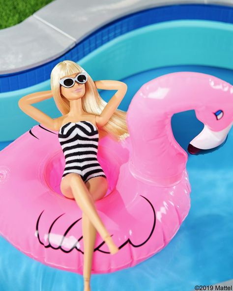 Barbie® 在 Instagram 上发布：“Pondering my poolside playlist. What's your song of summer? 🎶 #barbie #barbiestyle” Summer Barbie, Barbie Swimsuit, Barbies Pics, Barbie Summer, Barbie Room, Barbie Collector Dolls, Barbie Fashionista Dolls, Disney Toddler, Barbie Style