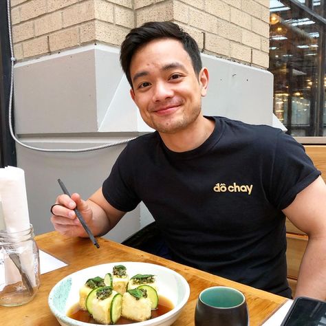 Osric on Instagram: “I go to @eatdochay so often they gave me a staff shirt 😂❤️”