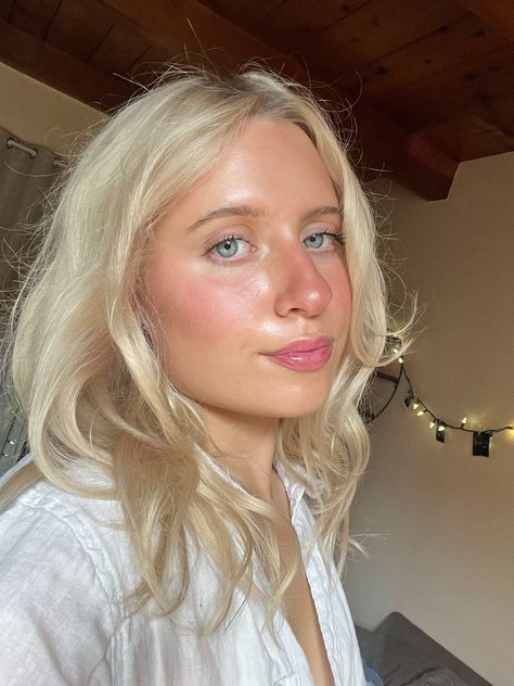 Blonde Makeup Looks Natural, Light Formal Makeup Blue Eyes, Glowy Makeup Blue Eyes, Simple Makeup Blue Eyes, Light Eyeliner Natural Looks, Summer No Makeup Look, Light Eye Makeup Natural Looks, Makeup For Blondes With Blue Eyes, Natural Makeup Fair Skin