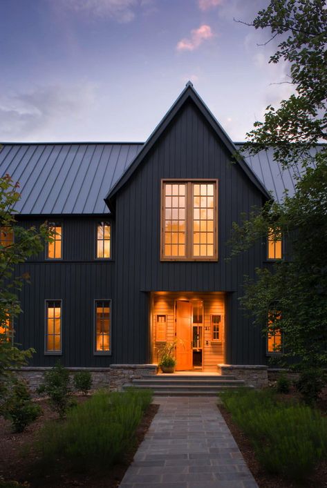 Tour this striking modern-rustic home that blurs the boundaries between indoors and out, located in Asheville, North Carolina. #architect: Carlton Architecture Display Visual Merchandising, Plan Garage, Black Houses, Eksterior Modern, Vertical Siding, Dark House, Farmhouse Paint, Interior Vintage, Pintura Exterior