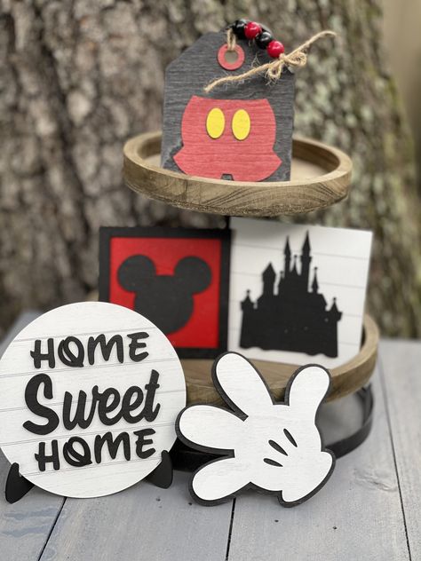 Mickey Mouse Crafts, Mickey And Minnie Kissing, Disney Diy Crafts, Disney Sign, Mini Signs, Mouse Crafts, Tiered Tray Diy, Disney Valentines, Disney Kitchen