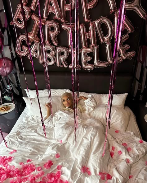 Hotel Birthday Decor, Birthday Hotel Photoshoot, Bed Birthday Photoshoot, Birthday Airbnb, Hotel Birthday Photoshoot, Birthday Hotel Room, Room Birthday Decor, Sweet 16 Sleepover, Birthday Pfp