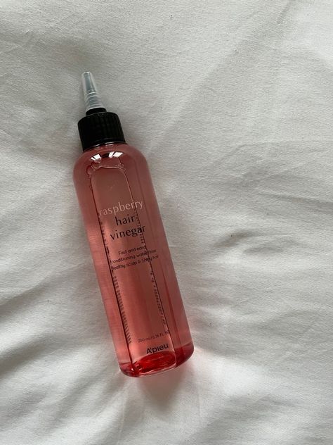 raspberry hair vinegae Hair Mists, Girl Hygiene, Raspberry Vinegar, Raspberry Hair, Vinegar For Hair, Clarify Hair, Vinegar Rinse, Dry Hair Care, Acne Skincare Routine