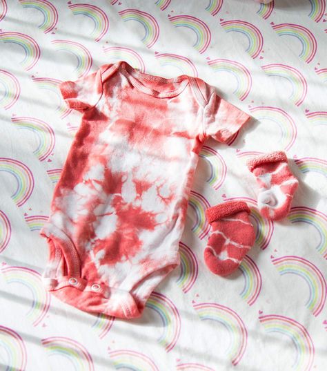 How To Make a Dyed Baby Onesie & Socks Baby Tie, Rit Dye, Tie Dye Crafts, Viking Sewing, How To Tie Dye, Diy Clothes And Shoes, Fun Arts And Crafts, Tie Dye Diy, Tie Dye Colors