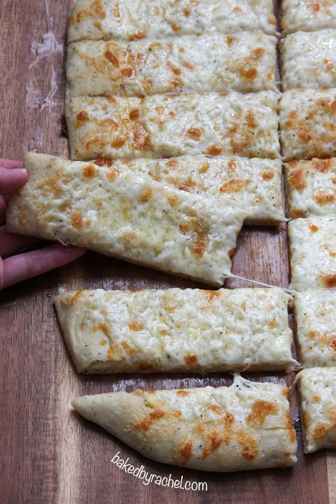 Cheesy Garlic Pizza Bread Sticks Recipe Pizza Bread Sticks, Sunshine Pie, Garlic Pizza Bread, Cicis Pizza, Pizza Sticks, Baking Pizza, Garlic Pizza, Cheesy Breadsticks, Bread Sticks Recipe