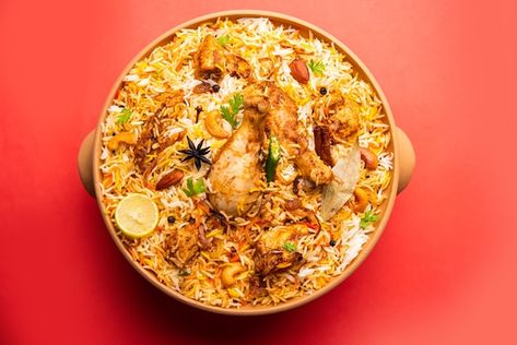 Handi Chicken, Hyderabadi Cuisine, Chicken Dum Biryani, Pakistani Cuisine, Vegetable Slice, Chicken Biryani Recipe, Dum Biryani, Chicken Biryani, Desi Food