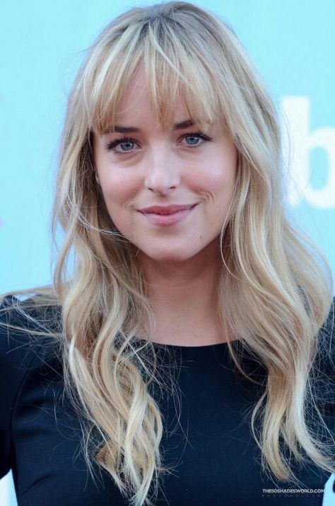 Dakota Johnson Dakota Johnson Hair Blonde, Dakota Johnson Blonde, Fringe Inspiration, Bangs Styles, Dakota Jhonson, Tan Skin Blonde Hair, Blonde Bangs, Subtle Balayage, Layered Haircuts For Medium Hair