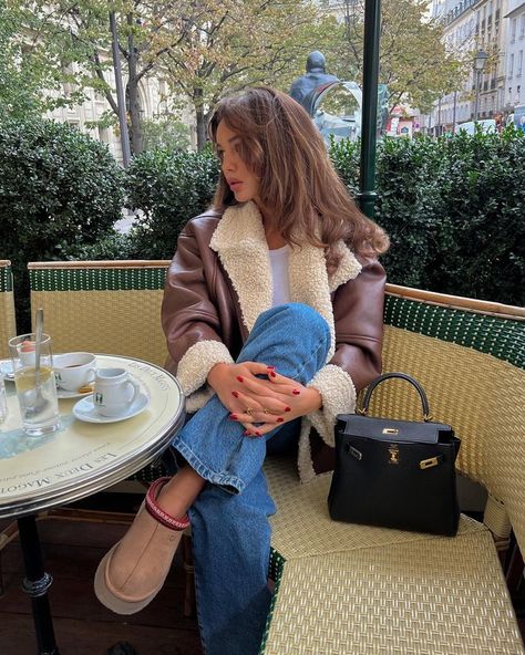 Winter Rainy Day Outfit, Rainy Day Outfit Aesthetic, Paris Outfit Ideas, Rainy Day Outfits, Rainy Day Fashion, Early Fall Outfits, Cropped White Jeans, Day Outfits, Paris Outfits