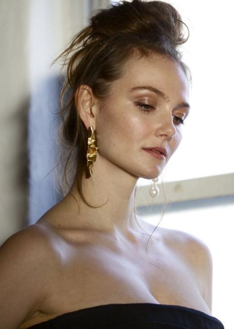 Andi Matichak #andimatichak #Halloween Andi Matichak, Glossier Boy Brow, Clear Mascara, Tata Harper, Foaming Facial Cleanser, Photo Makeup, Jennifer Fisher, Film Set, Beauty Industry