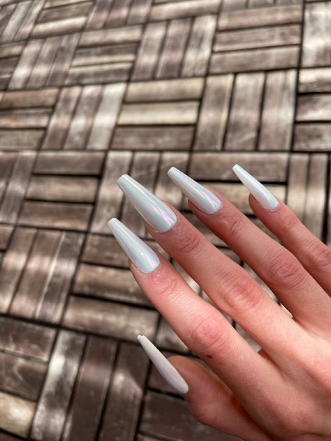 Holographic White Nails, Nails Easy At Home, Iridescent Nails, Bridal Shower Summer, Nails Nail Art Designs, Long Coffin Nails, White Holographic, Holographic Iridescent, Nails Fun