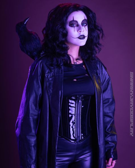 The crow cosplay by snarkyjaycosplay #thecrow #cultmovie The Crow Cosplay Female, The Crow Costume Female, The Crow Halloween Costume, The Crow Makeup For Women, The Crow Costume, The Crow Cosplay, Crow Cosplay, Crow Halloween, Crow Costume