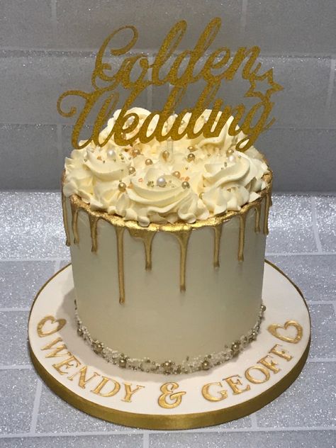 Cream And Gold Cake Design, White And Gold Cake For Men, White And Gold Cake Ideas, Golden Cake Design, White And Gold Cakes, White And Golden Cake, Gold Cake Design Birthday, Gold Theme Cake, White And Gold Birthday Cake