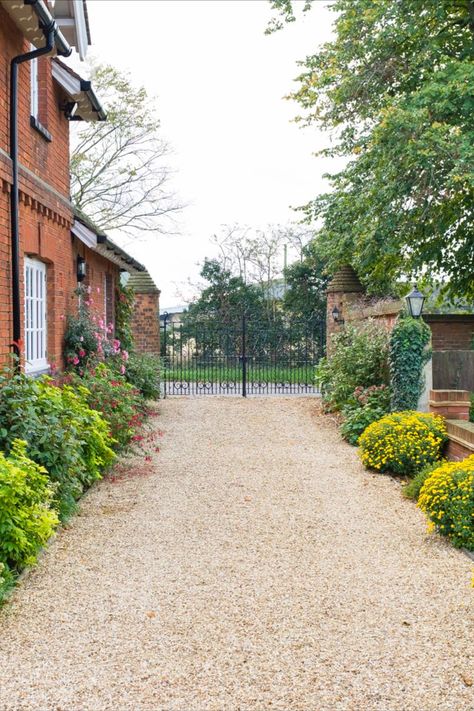 Gravel Driveway Edging, Decorative Garden Stones, Driveway Materials, Gravel Drive, Driveway Edging, Gravel Parking, Resin Driveway, Gravel Driveway, Driveway Entrance