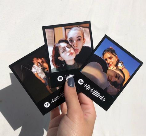 Foto polaroid con codigo de cancion de spotify. Fondo negro Instagram: @hooka.sc Spotify Design, Surprise Birthday Decorations, Mini Polaroid, Diy Best Friend Gifts, Spotify Code, Instant Photography, Calligraphy Cards, Instagram Photo Frame, Creative Gifts For Boyfriend