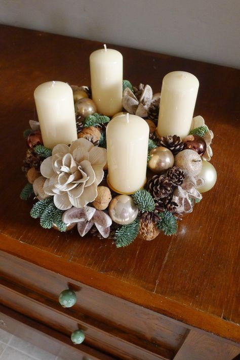 Advent Crown Ideas, Modern Advent Wreath Ideas, Advent Crown, Wooden Roses, Creative Flower Arrangements, Advent Wreath, Wild Orange, Cones Crafts, Pine Cone Crafts