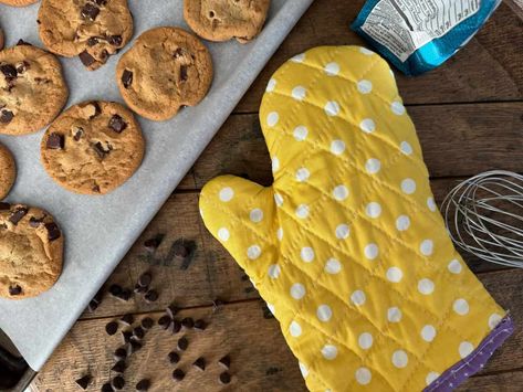 DIY Oven Mitt *holiday gift idea* – Clover Needlecraft Kitchen Sewing Ideas, Diy Oven, Crochet Cake, Kitchen Sewing, Quilt Layers, Spending Time With Family, Things To Bake, Pocket Pillow, Clover Flower